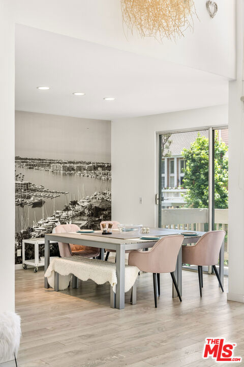4342 Redwood Avenue, Marina del Rey CA: https://media.crmls.org/mediaz/c8444a64-28c5-4167-8e20-19407bd028eb.jpg