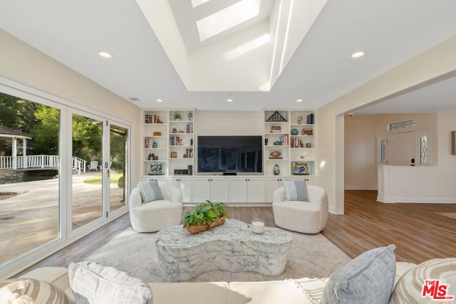 24901 Jim Bridger Road, Hidden Hills CA: https://media.crmls.org/mediaz/c8445d9c-7792-4251-be09-35cc0df286f7.jpg