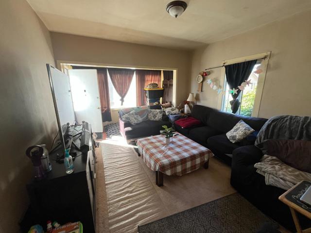 210 7th Lane, South San Francisco CA: https://media.crmls.org/mediaz/c84501dc-76cc-4ec7-97ab-287305592577.jpg