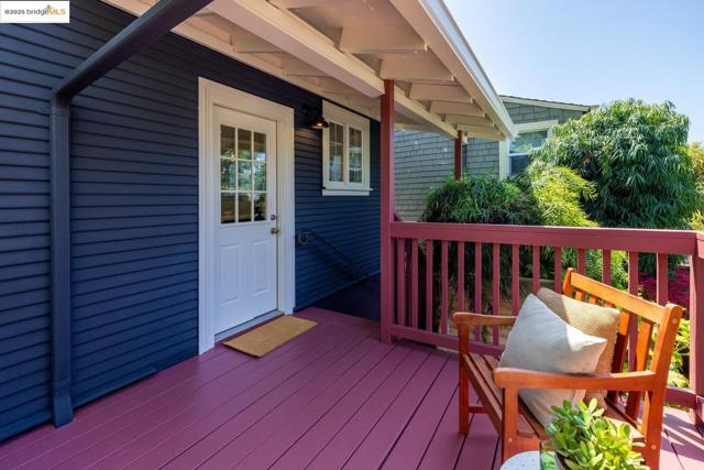 824 Arlington Avenue, Oakland CA: https://media.crmls.org/mediaz/c845271d-173a-4291-88a7-26c461003b18.jpg