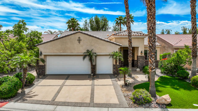 81083 Avenida Tres Lagunas, Indio CA: https://media.crmls.org/mediaz/c845cb8c-a00c-44fd-9474-1feece5eb36f.jpg