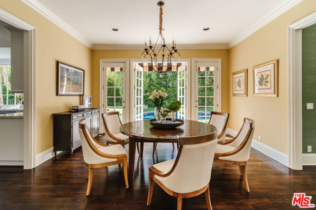 5425 Encino Avenue, Encino CA: https://media.crmls.org/mediaz/c8463f85-c9d4-4125-90d3-83f73ebd62c2.jpg