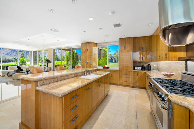 75161 Kavenish Way, Indian Wells CA: https://media.crmls.org/mediaz/c8473f35-a166-4cf2-a36f-ad99a2806cac.jpg