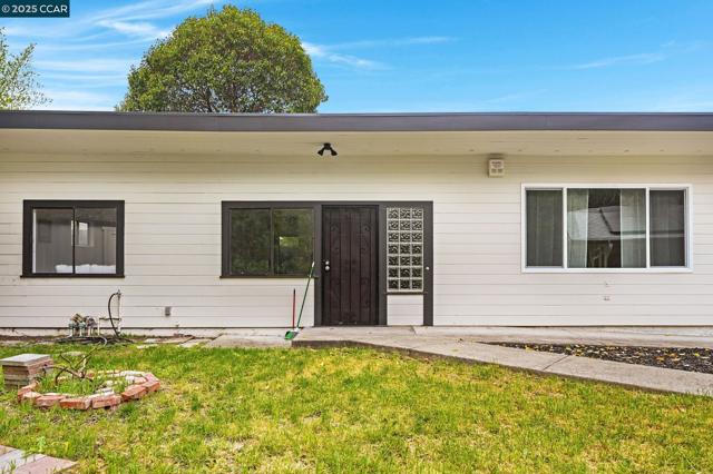 2326 Estrella Ct, Pinole CA: https://media.crmls.org/mediaz/c8498b54-0883-4765-97cd-992c98752218.jpg