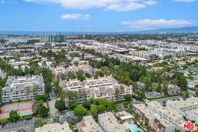 4342 Redwood Avenue, Marina del Rey CA: https://media.crmls.org/mediaz/c849bff5-4d37-4245-ae86-95e18bfd39b6.jpg