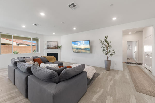 Image 4 of 44 For 40161 Padova Drive