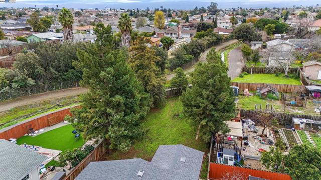 36517 Cherry St, Newark CA: https://media.crmls.org/mediaz/c849fc9b-90c0-4300-a3fc-3c2909d6653d.jpg