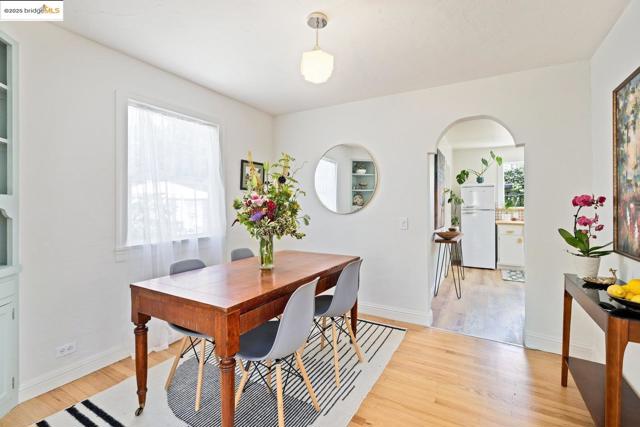 3742 Loma Vista AVE, Oakland CA: https://media.crmls.org/mediaz/c84c1506-0954-4627-84ae-64d7fec89418.jpg