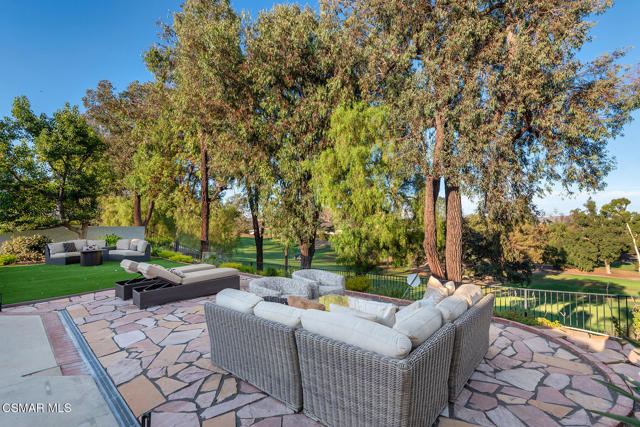362 Cherry Hills Court, Thousand Oaks CA: https://media.crmls.org/mediaz/c84c161c-9efc-4f9c-a581-56e6ec1c72bc.jpg