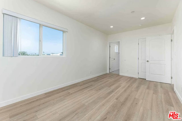 2103 S Burnside Avenue, Los Angeles CA: https://media.crmls.org/mediaz/c84c41ba-5e3a-465d-992c-71f9adf9ffb9.jpg