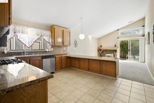 1031 Valley Oak Way, Fairfield CA: https://media.crmls.org/mediaz/c84c702e-5143-4fb6-a542-c30ad002a4d8.jpg