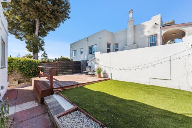 2734 Macarthur Blvd, Oakland CA: https://media.crmls.org/mediaz/c84dd09f-8742-40bf-9d01-b643285f8a7c.jpg