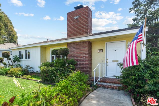 9620 Braddock Drive, Culver City CA: https://media.crmls.org/mediaz/c84dd447-cbfb-47a8-b87a-00c39bc5d03e.jpg