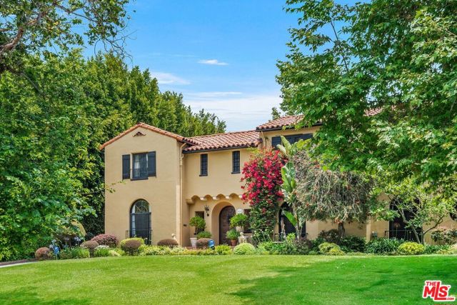 434 S Muirfield Road, Los Angeles CA: https://media.crmls.org/mediaz/c84e473c-2c9a-43ab-800f-9fbc32e47dec.jpg