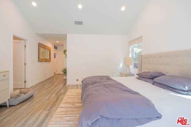 2760 E Glenoaks Boulevard, Glendale CA: https://media.crmls.org/mediaz/c84f4ef8-7b5c-4a49-9097-1c82b979844b.jpg