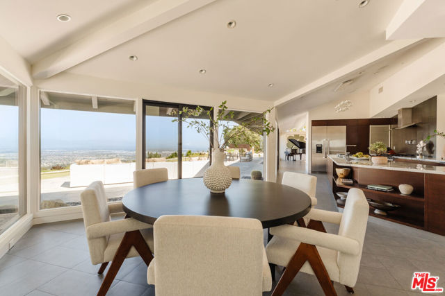 4 Buckboard Lane, Rolling Hills CA: https://media.crmls.org/mediaz/c84f99a9-cb8a-4473-a24a-24f96db7fd81.jpg