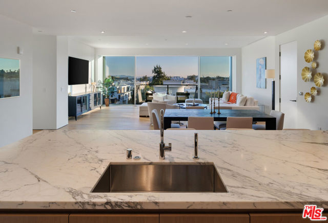8899 Beverly Boulevard, Los Angeles CA: https://media.crmls.org/mediaz/c84f9cf1-919d-4c31-bf59-9016e825eca3.jpg
