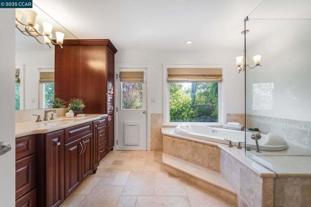 33 Altamount Drive, Orinda CA: https://media.crmls.org/mediaz/c850d09e-c88f-4d6b-97cf-65ec64385128.jpg