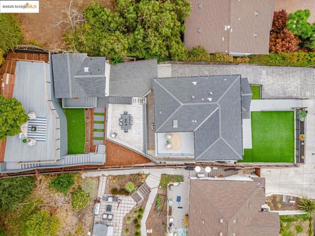 7900 Michigan Ave, Oakland CA: https://media.crmls.org/mediaz/c850daf8-f218-488c-b600-9f7a555187e4.jpg