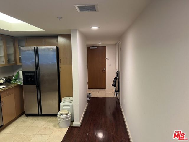 13700 Marina Pointe Drive, Marina del Rey CA: https://media.crmls.org/mediaz/c85307d8-cfbb-484d-9a1c-c7ebff3b3d04.jpg