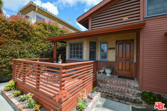 11136 Lucerne Avenue, Culver City CA: https://media.crmls.org/mediaz/c853427a-b1a9-43e5-a606-75b405584e9c.jpg