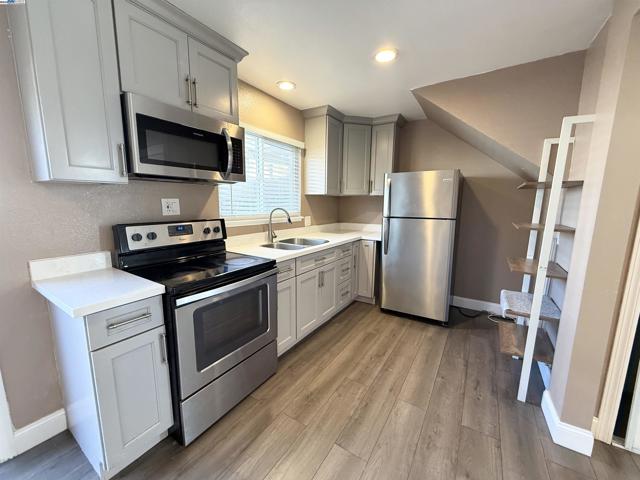 989 Palm Cir, Tracy CA: https://media.crmls.org/mediaz/c8551a04-c6e2-4275-b37e-b009ac51389d.jpg