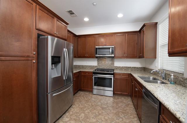 Detail Gallery Image 7 of 35 For 1811 Lime Ct #9,  Chula Vista,  CA 91913 - 2 Beds | 2/1 Baths