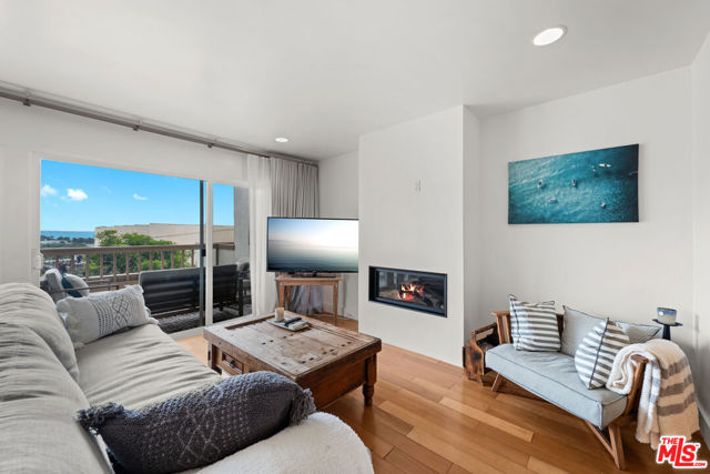 23908 De Ville Way, Malibu CA: https://media.crmls.org/mediaz/c855934a-1411-4a2f-848e-79c153f89b93.jpg