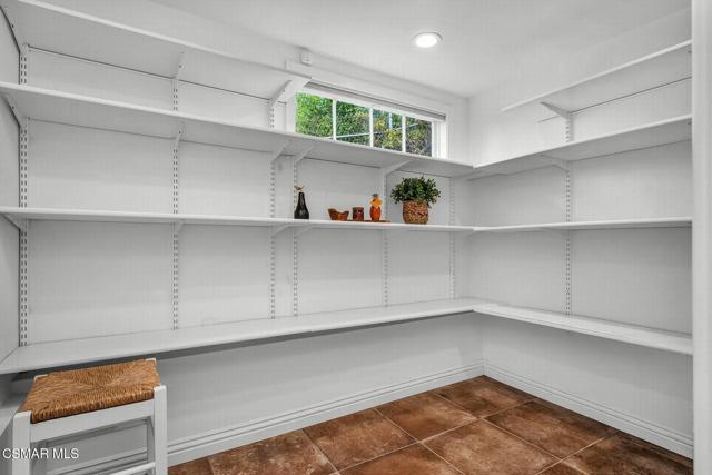 4456 Hayvenhurst Avenue, Encino CA: https://media.crmls.org/mediaz/c8561288-be62-4bab-af95-bcc80ca7af24.jpg