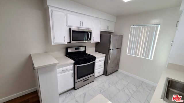 423 N Harvard Boulevard, Los Angeles CA: https://media.crmls.org/mediaz/c8563161-f8dc-426b-b318-afb1d48af979.jpg