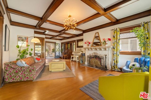 1654 5th Avenue, Los Angeles CA: https://media.crmls.org/mediaz/c8566c6b-e47e-47a3-96b7-38ddd929c13d.jpg