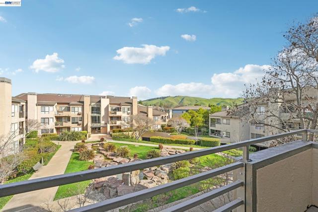 39206 Guardino Dr, Fremont CA: https://media.crmls.org/mediaz/c8576d08-2675-4905-8b67-1e330090450c.jpg