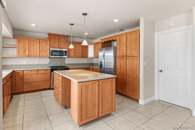 16345 Bassett Ct, Ramona CA: https://media.crmls.org/mediaz/c857e3b5-a524-4b88-888c-56566d93bf01.jpg