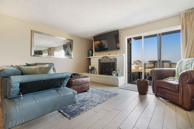 1502 Seacoast Drive, Imperial Beach CA: https://media.crmls.org/mediaz/c857f996-0bec-4c7c-aa5b-4a1b852d689c.jpg