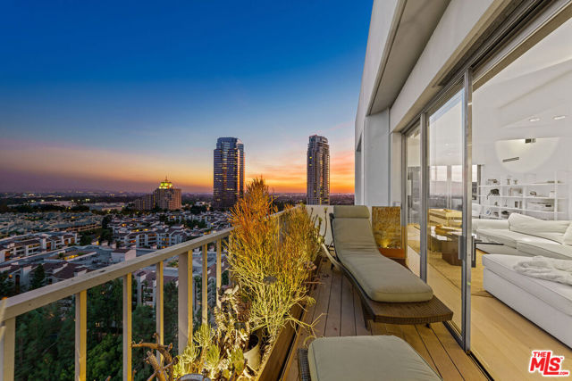 2160 E Century Parkway, Los Angeles CA: https://media.crmls.org/mediaz/c857fb1c-fde6-47ce-9516-8a3348cc74ed.jpg