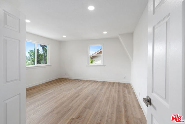 19555 Oxnard Street, Tarzana CA: https://media.crmls.org/mediaz/c8589698-c48d-4841-888d-15dc426ab3e7.jpg