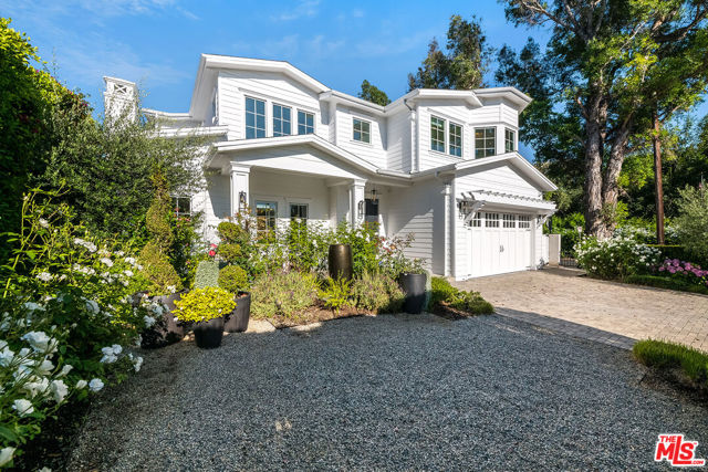 4402 Ledge Avenue, Toluca Lake CA: https://media.crmls.org/mediaz/c8590cce-ee79-4790-a723-b5a23037d99d.jpg