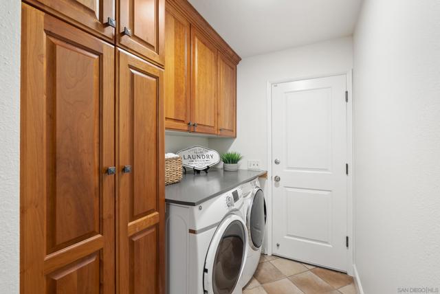 1918 Odell Cir, Vista CA: https://media.crmls.org/mediaz/c8592e0a-37ea-478b-b303-3e4da0e98e0f.jpg