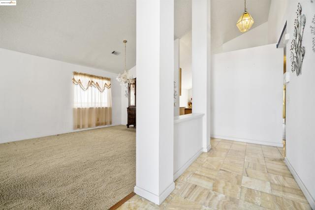 1031 Valley Oak Way, Fairfield CA: https://media.crmls.org/mediaz/c85aac45-8eb9-4415-853c-9caf73c0fabd.jpg