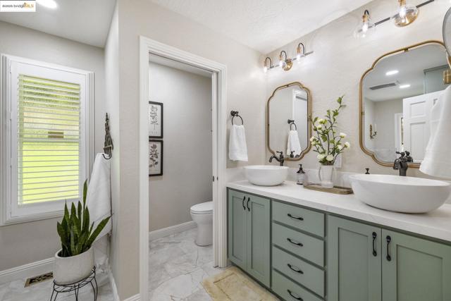 20581 Gerber Rd, Tuolumne CA: https://media.crmls.org/mediaz/c85bef76-2cd9-44af-8587-1fbbcc4c6eee.jpg