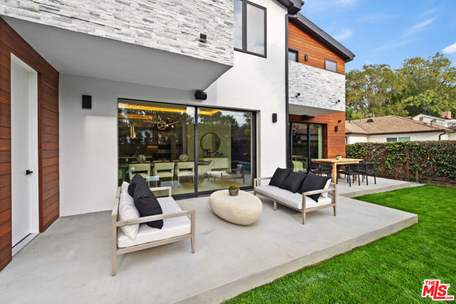 2631 Castle Heights Place, Los Angeles CA: https://media.crmls.org/mediaz/c85cf04e-557f-4f92-a07f-7b86b8094fc3.jpg