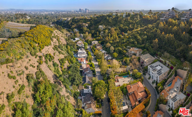 1455 Robmar Drive, Beverly Hills CA: https://media.crmls.org/mediaz/c85cfcfa-9a84-46cf-aa76-07a3b184908f.jpg