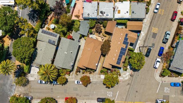 393 43Rd St, Oakland CA: https://media.crmls.org/mediaz/c85d26eb-392a-4432-a3b6-8c21a2efce35.jpg