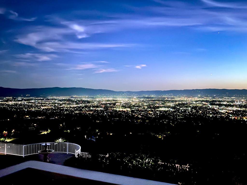 https://media.crmls.org/mediaz/c85d82ee-99d3-4d90-a06b-9cd58ca2e2da.jpg?preset=X-Large