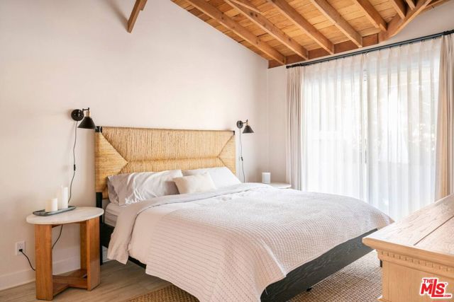 21555 Pacific Coast Highway, Malibu CA: https://media.crmls.org/mediaz/c85eca5d-614d-4a00-906d-4d70feee43f9.jpg