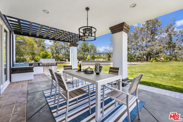 23473 Palm Drive, Calabasas CA: https://media.crmls.org/mediaz/c85ee340-8b5d-4540-b18b-76e3dd42f3c3.jpg