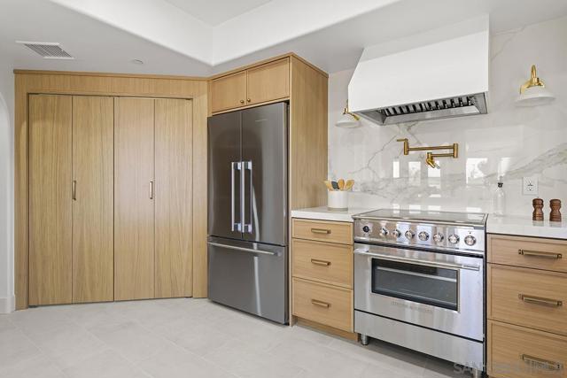 1099 1st St, Coronado CA: https://media.crmls.org/mediaz/c8617055-a64f-4c55-940e-1cd461c96f41.jpg