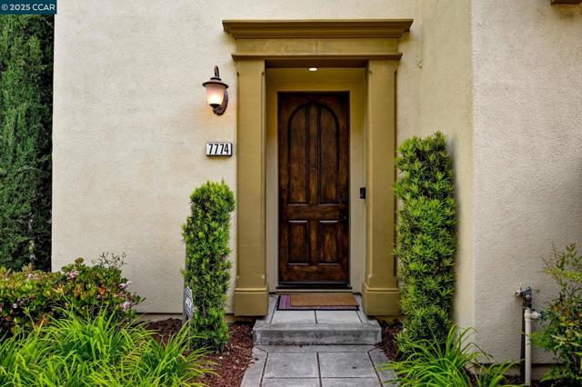7774 Stoneleaf Rd, San Ramon CA: https://media.crmls.org/mediaz/c8617e5e-a30f-4518-9b36-aedc9ea3a26d.jpg