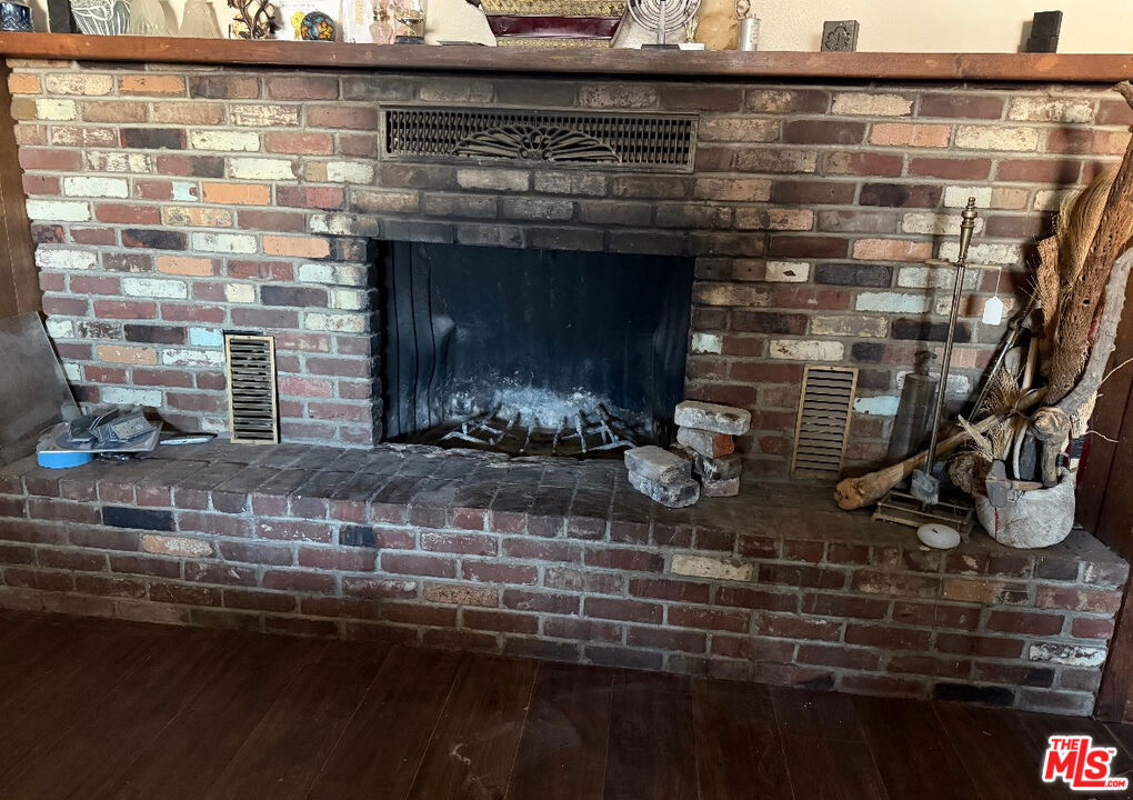 https://media.crmls.org/mediaz/c861df0c-a9e2-45e0-942d-06e91b453a3c.jpg?preset=X-Large