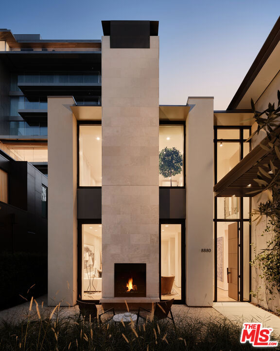 8880 Rosewood Avenue